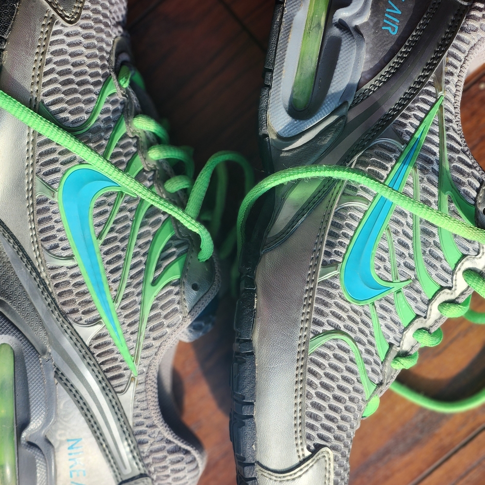 Nike Gray and Green Sneakers - Picture 3 of 4